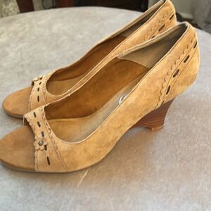 Hilliard & Hanson Tan Suede Wedge Heels Sz 10